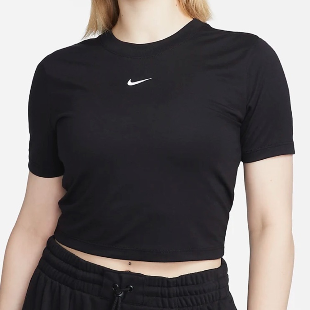 Nike Sportswear Essential
Women's Slim Cropped T-Shirt